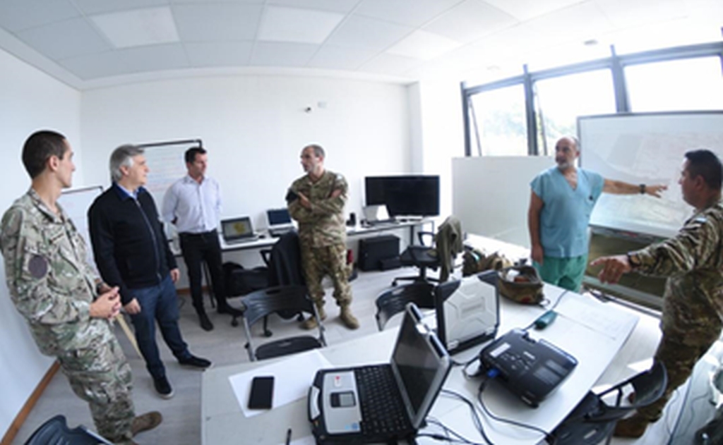 El intendente de la ciudad de Córdoba, Martin Llaryora, el subsecretario de Salud y los integrantes del CII exponiendo productos para la toma de decisiones en el predio de Defensa Civil.