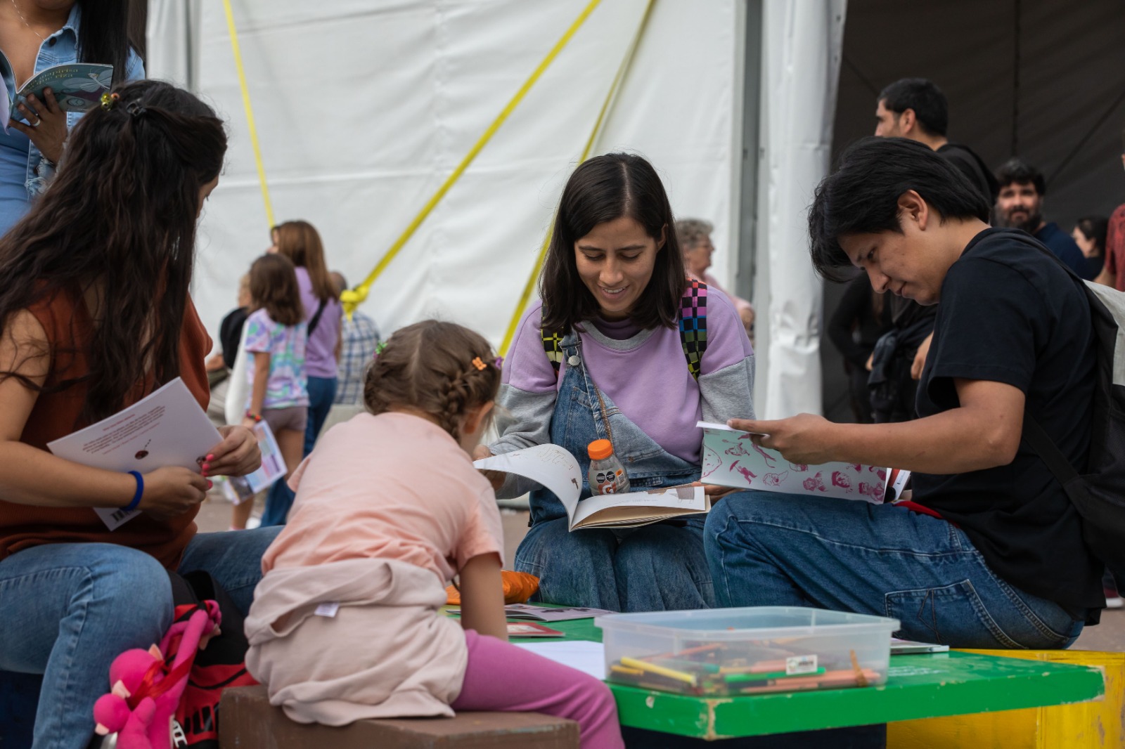 Junto al Escenario Móvil se instalaron gazebos de los programas "Postas Lúdicas" y "Ajedrecear"
