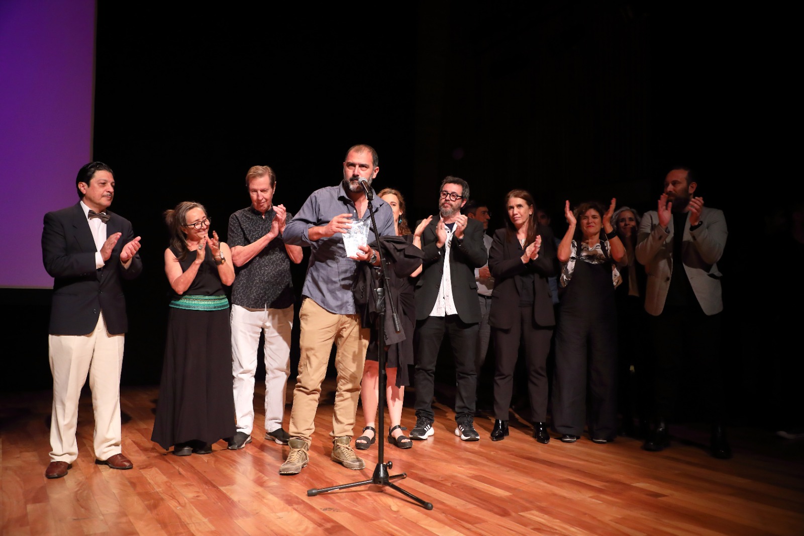 El director Carlos Castro acepta el premio Cóndor a Mejor Serie Documental