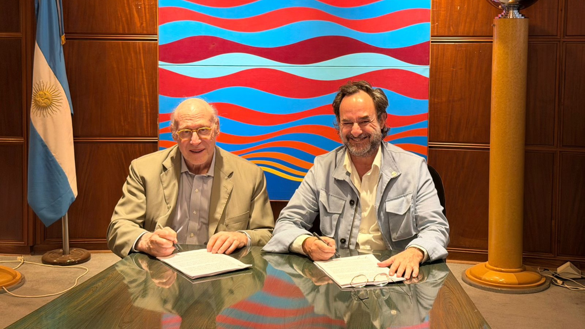 Julio Crivelli, presidente de la Asociación Amigos del Bellas Artes, y Tulio Andreussi Guzmán, presidente del Fondo Nacional de las Artes