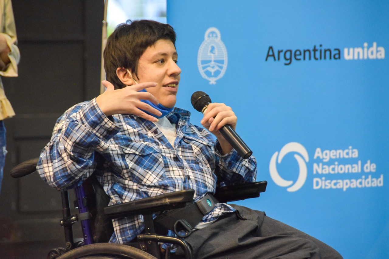 Imágen de Fran Orcellet hablando con micrófono al público presente.