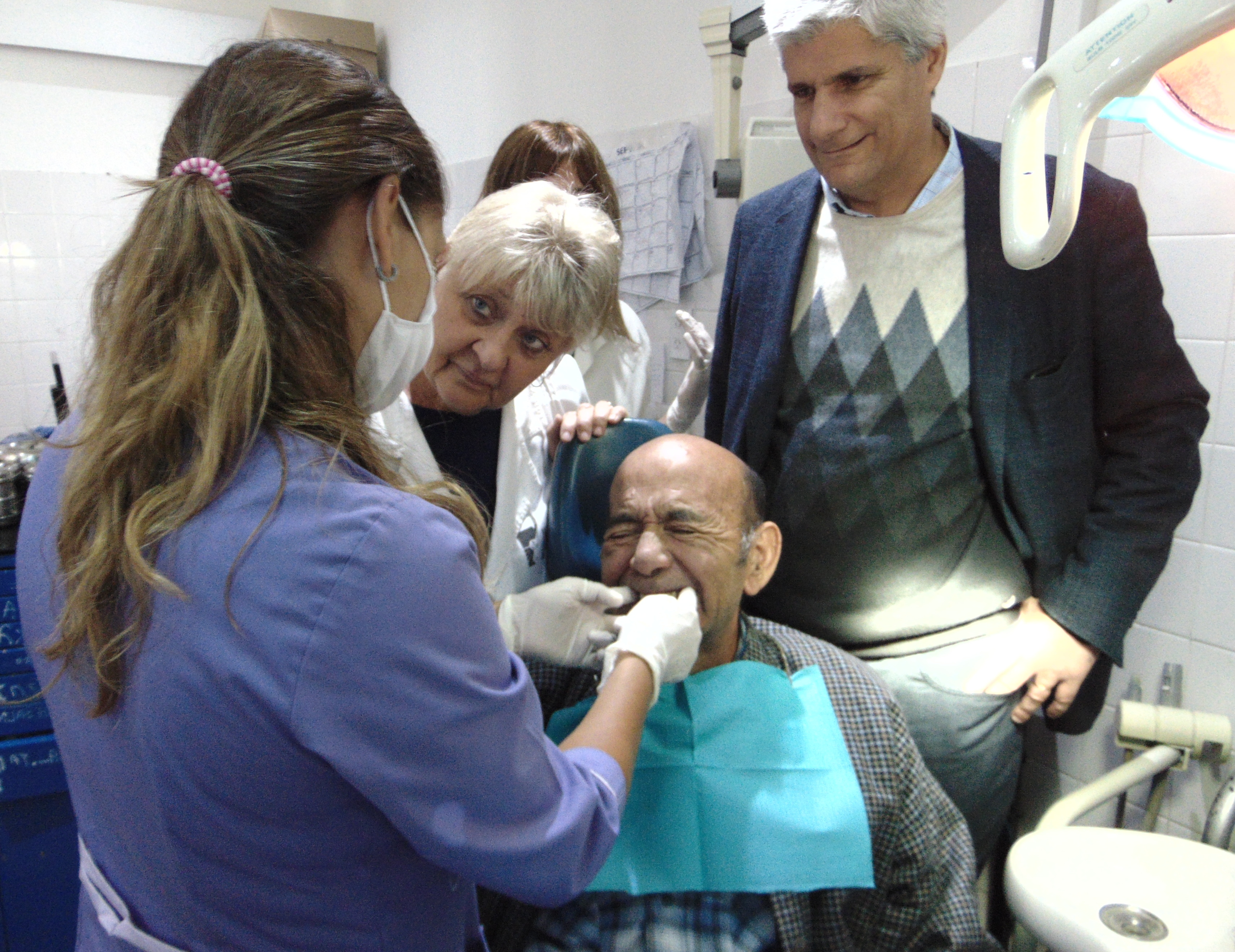 Colocan prótesis dentales a discapacitados
