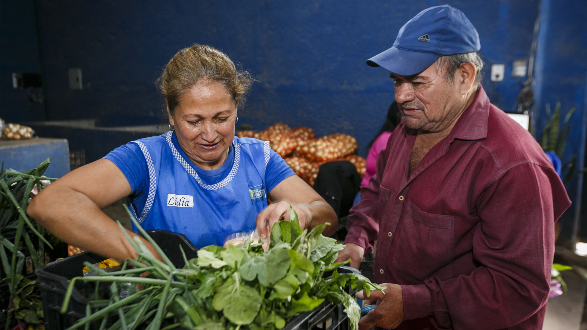 Un hombre y una mujer del programa potenciar trabajo realizando las tareas de distribución de alimentos a las familias que más necesitan.