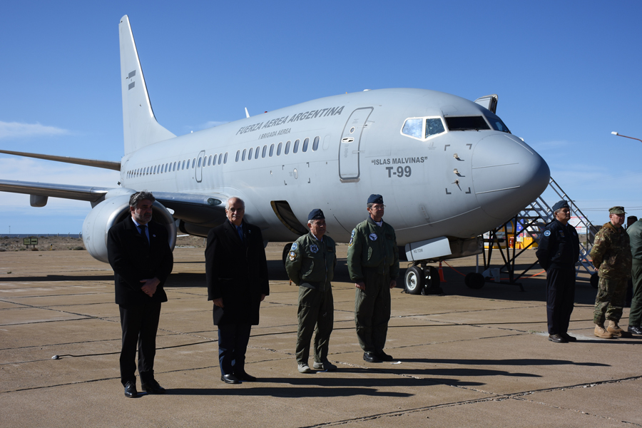 Autoridades de la cartera de Defensa junto al Boeing 737
