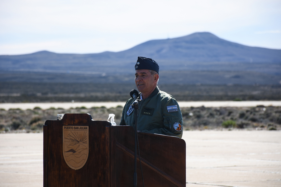 Jefe del Estado Mayor General de la Fuerza Aérea Argentina pronunciando un discurso en San Julián