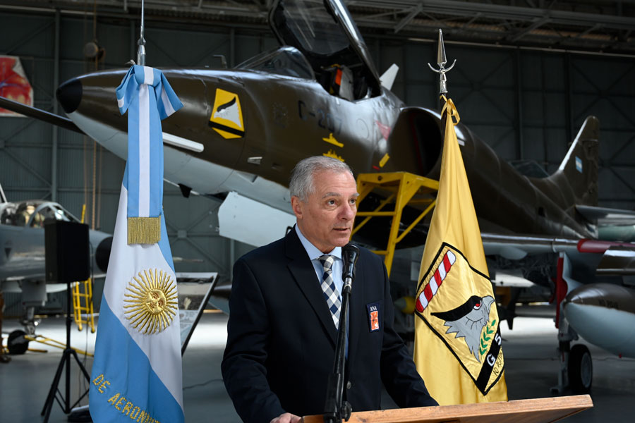 Director del Museo Nacional de Aeronáutica brindando un discurso