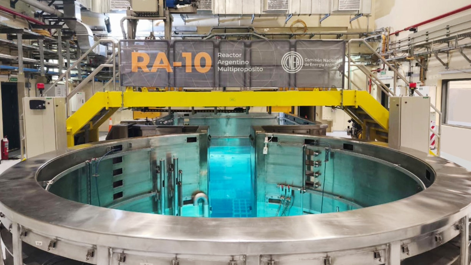 Pileta abierta del reactor, con agua. Pileta abierta RA-10