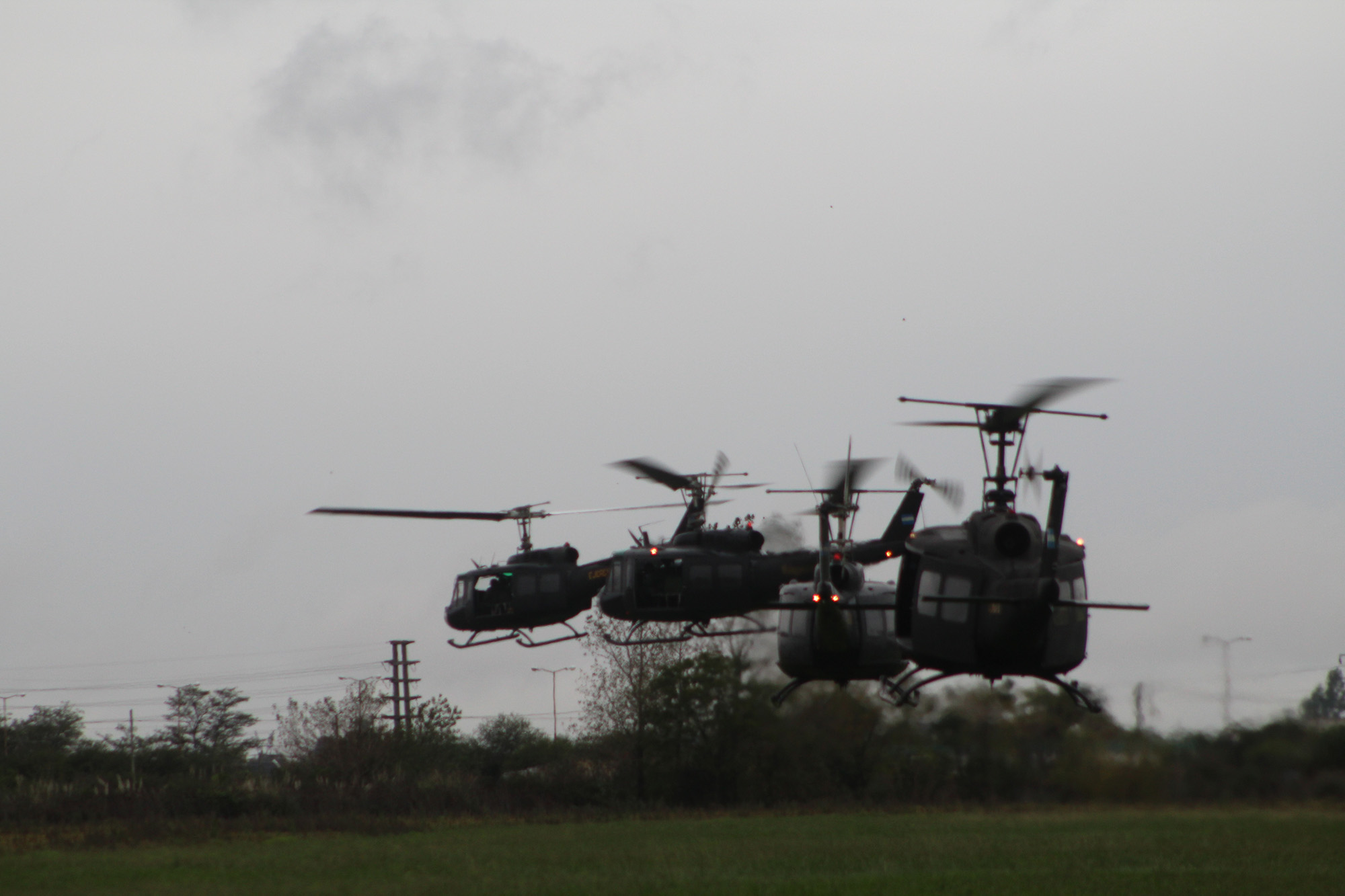 Cuatro helicópteros en el aire realizando ejercicio