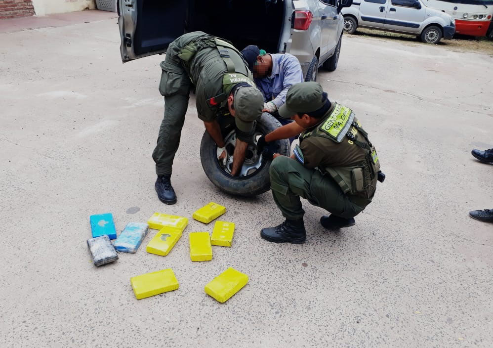 Los funcionarios registraron el neumático al observar un excesivo peso. Hallaron 13 kilos de cocaína. droga en neumático