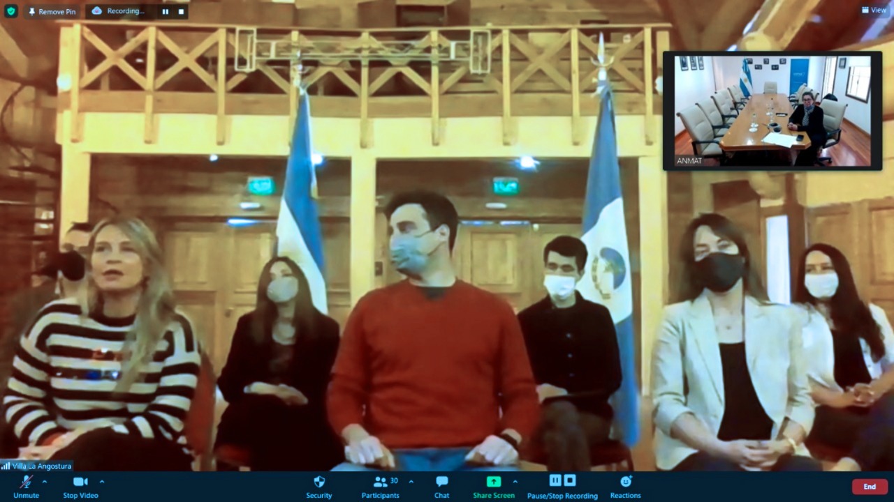 Autoridades de la municipalidad de Villa La Angostura y directoras de INAL