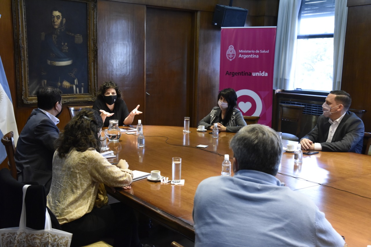 Imágen de la reunión de Fernando Galarraga con la Ministra de Salud, Carla Vizzotti, sentados alrededor de una mesa junto con la jefa de gabinete de Salud, Sonia Tarragona, el subsecretario de Estrategias Sanitarias, Juan Manuel Castelli y la subdirectora ejecutiva de ANDIS, Greta Pena.