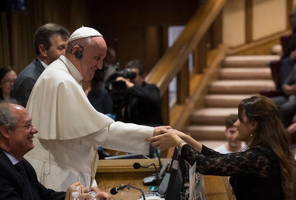 Papa Francisco saluda a Atela