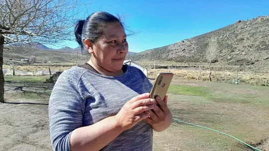 Silvia Rosas, una de las pobladoras del lugar, conectada a internet.