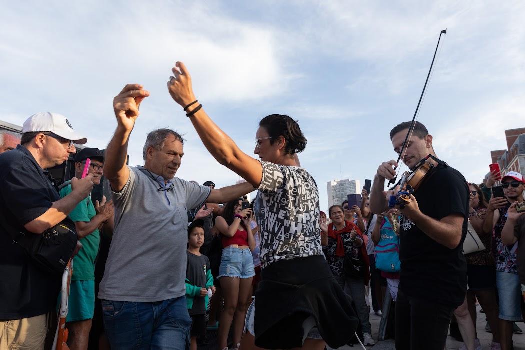 Franco Massignani bajó del escenario con su violín. Franco Massignani bajó del escenario con su violín.