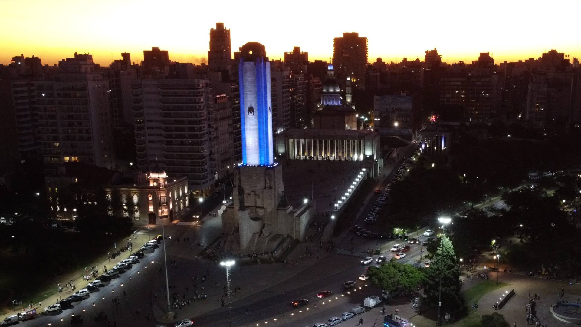 Monumento Nacional a la Bancera iluminado