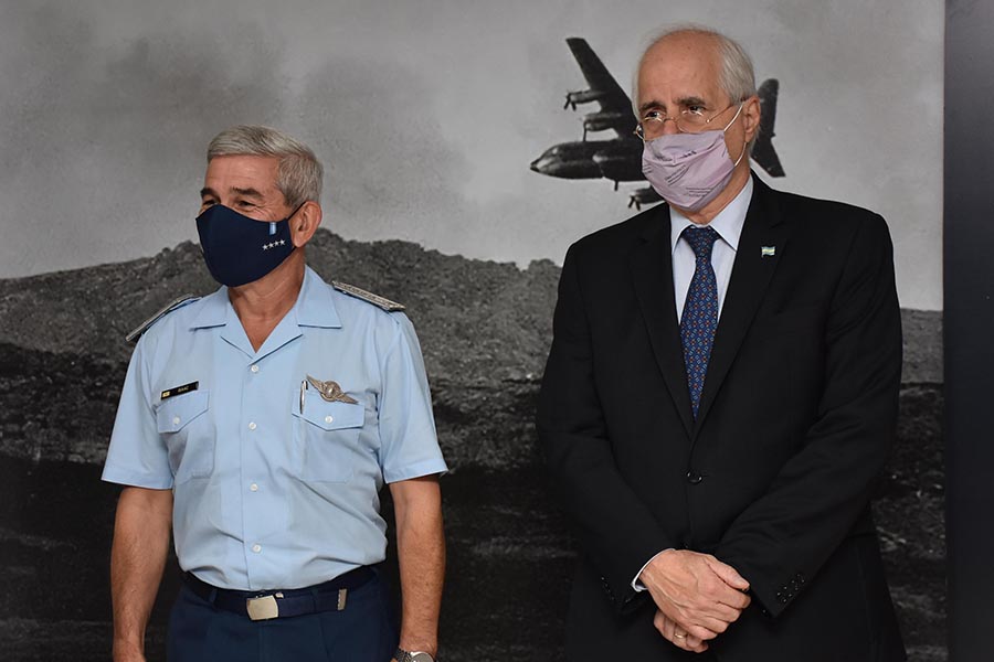 El jefe del Estado Mayor General de la Fuerza Aérea Argentina y el Ministro de Defensa