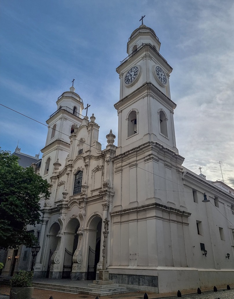 Vista de la Iglesia de San Ignacio Loyola desde la calle Bolívar