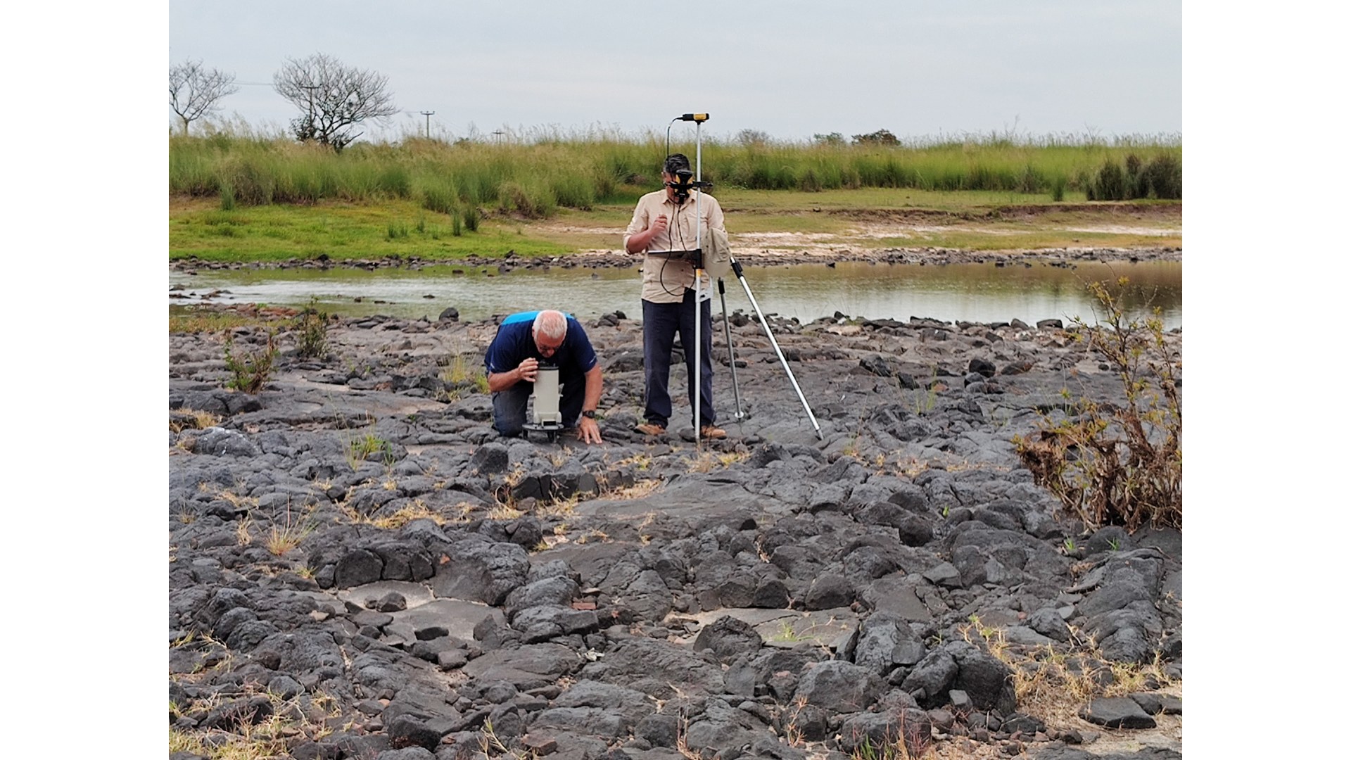 Medición de gravedad relativa y GPS diferencial sobre basaltos del río Miriñay