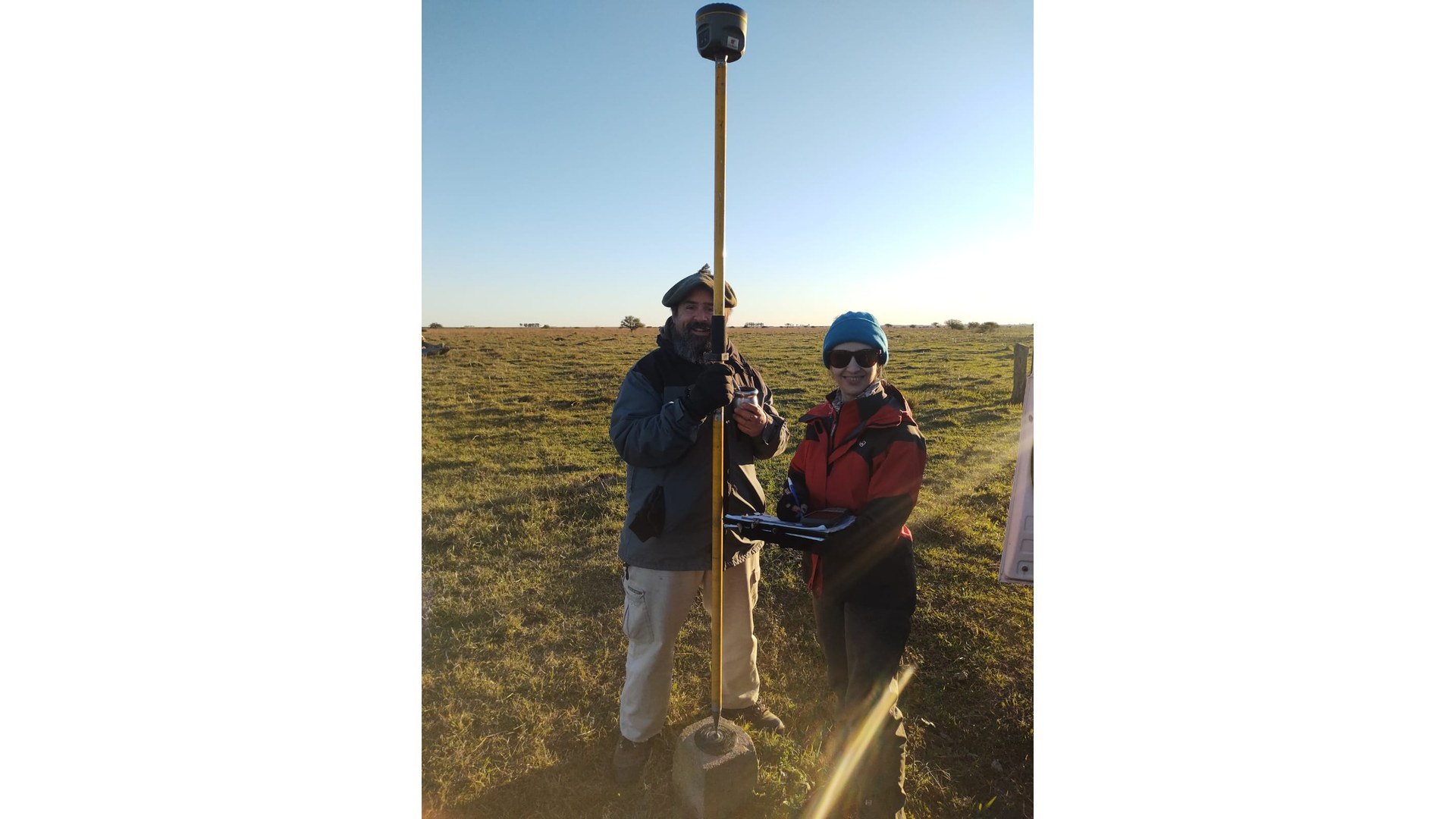 Equipo del SEGEMAR con GPS diferencial sobre punto fijo