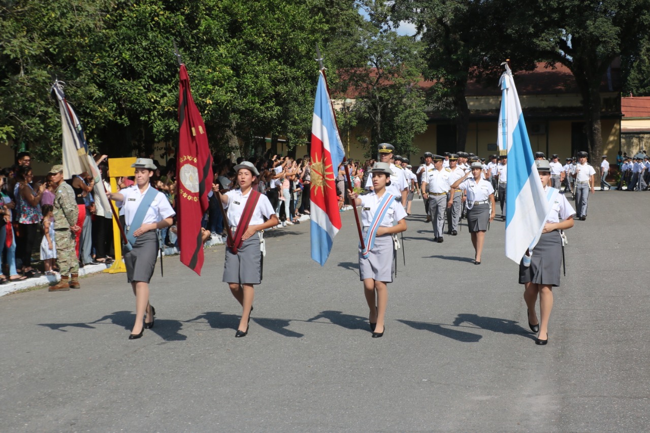Cadetes femeninas portan estandartes provinciales en el Liceo Militar de Tucumán