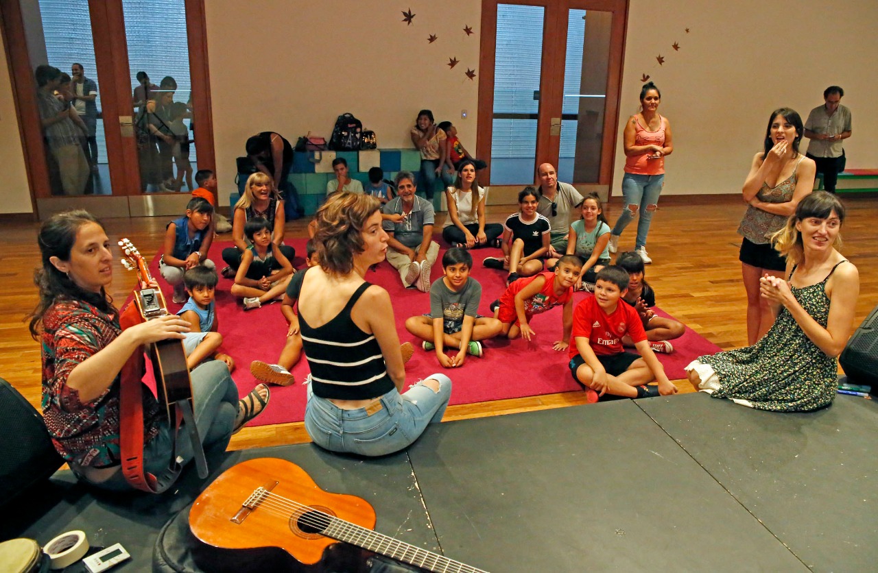 Imagen ilustrativa de niños en actividades recreativas