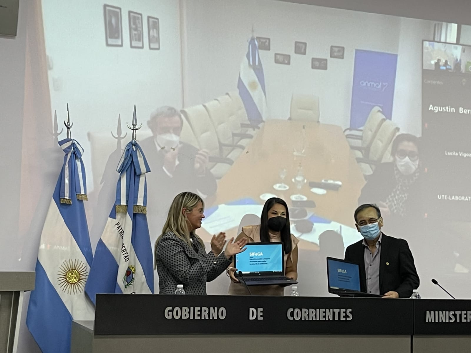 Autoridades de ANMAT y la provincia de Corrientes en estrado con pantalla Zoom de fondo