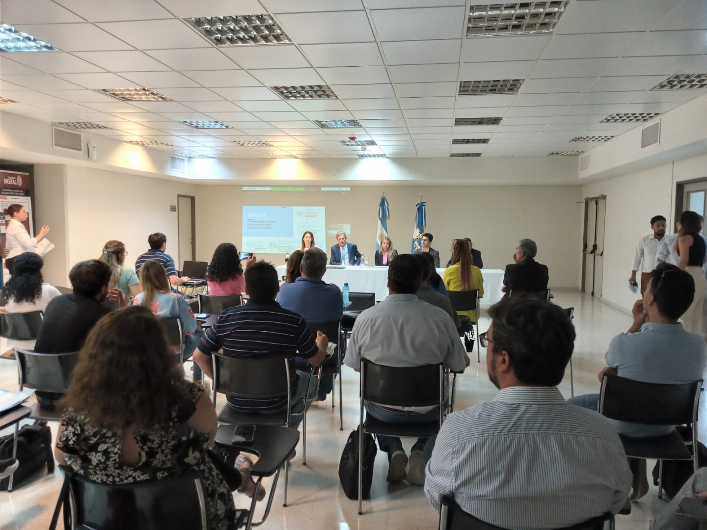 Imagen panorámica de las exposición de las autoridades de INAL y referentes provinciales en San Juan.