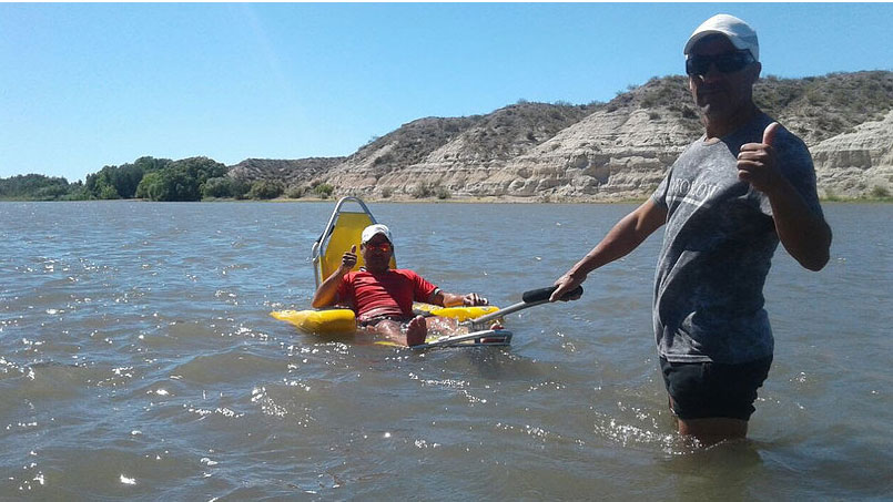 Río Negro: Construyen silla para que personas con discapacidad puedan bañarse en el río