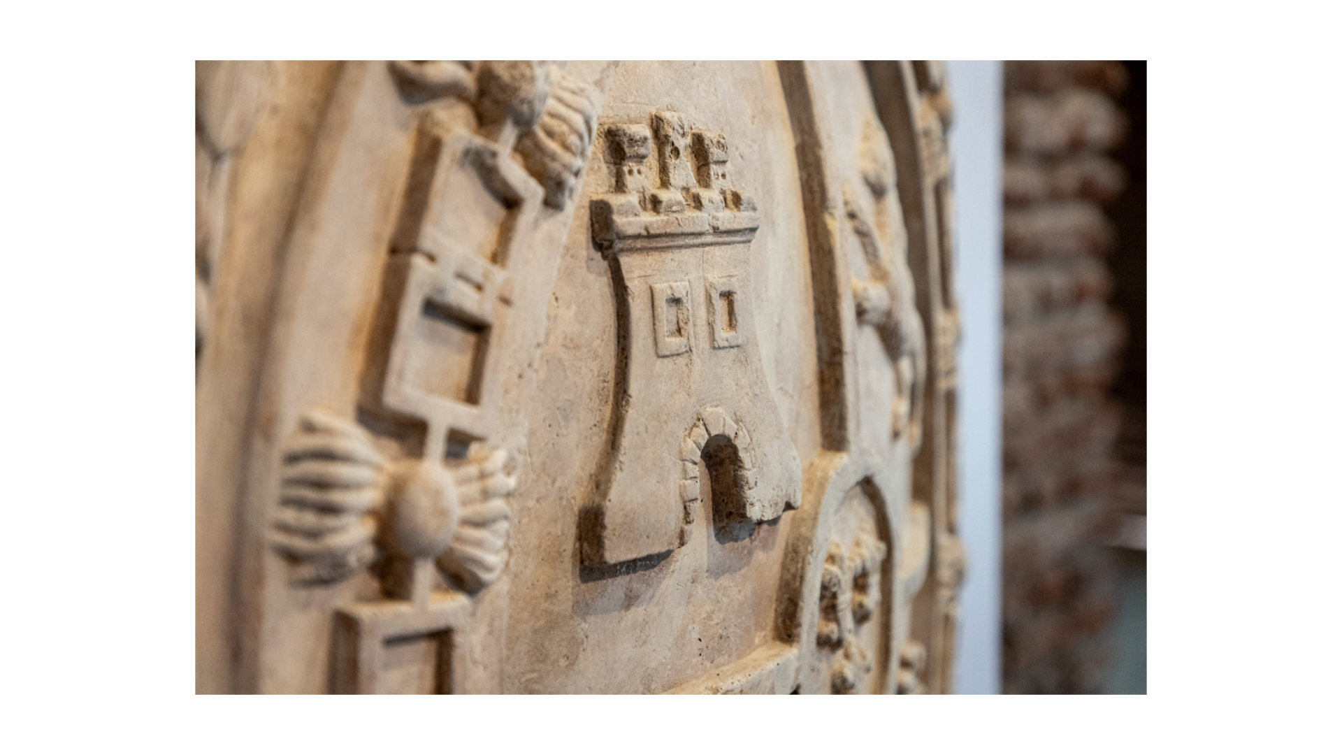 Detalle del escudo real de piedra del Fuerte.