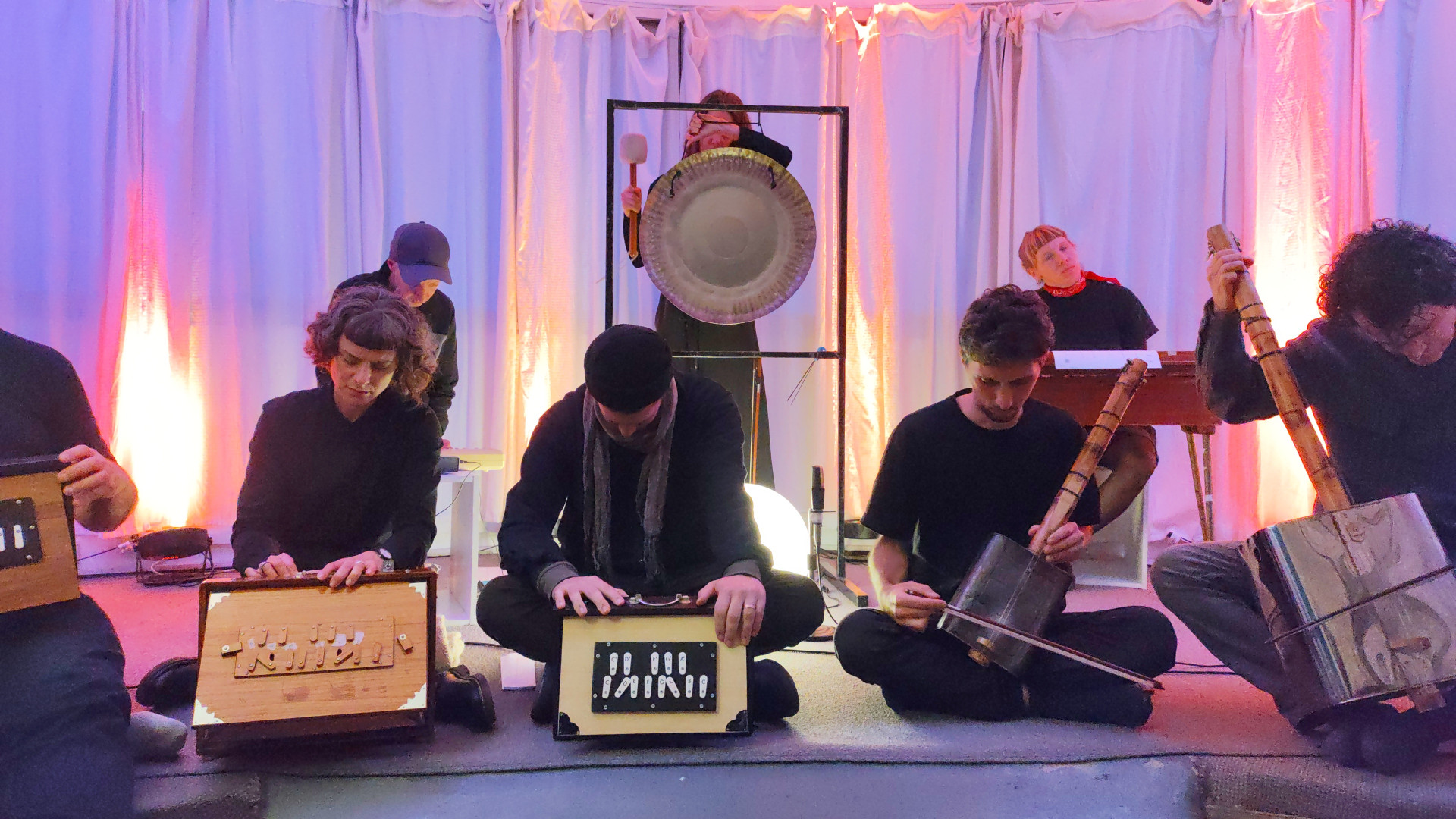 El Sindicato del Drone se presenta en la Manzana de las Luces. El Sindicato del Drone se presenta en la Manzana de las Luces.