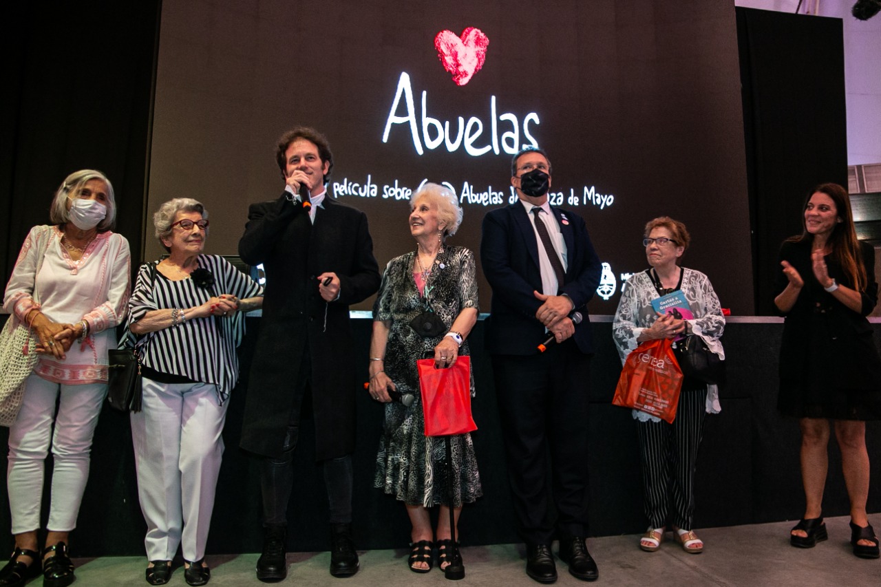 Abuelas de Plaza de Mayo junto al ministro de Cultura, Tristán Bauer; la directora de Tecnópolis, María Rosenfeldt; y el director de la película, Cristian Arriaga.