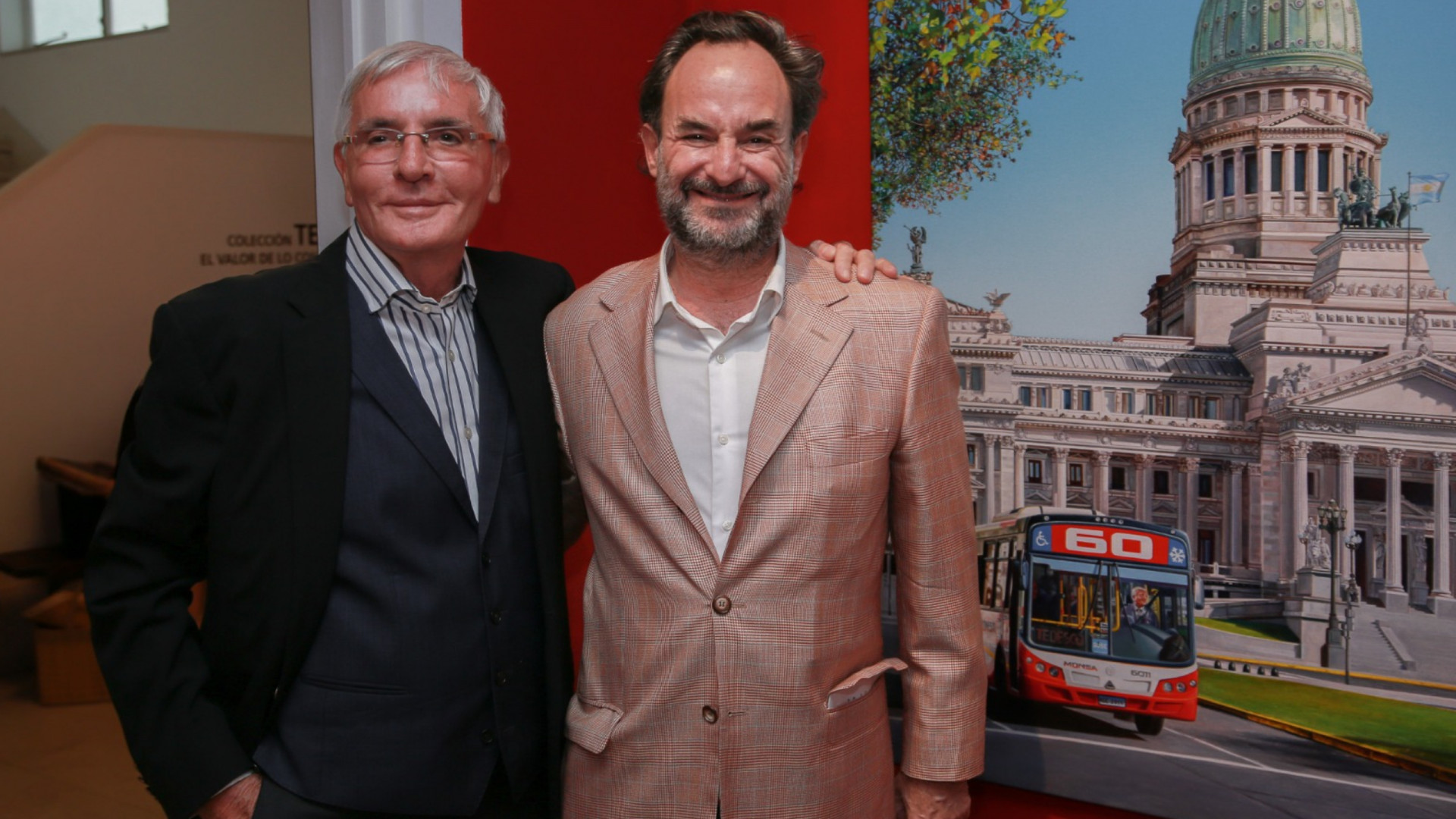Esteban Tedesco y Tulio Andreusii junto a la obra de Andrés Compagnucci "Tedesco al congreso". Óleo y acrílico sobre lino belga. 147 x 100 cm 2024.