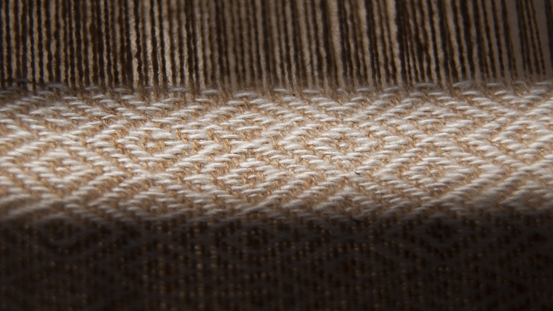 Telar realizando poncho