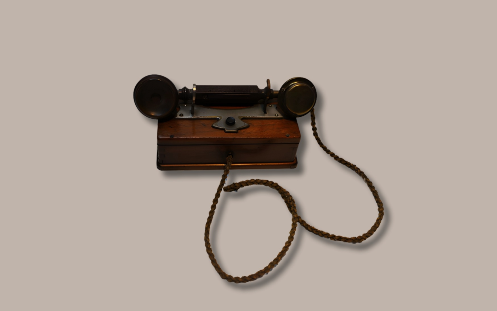 Teléfono de madera y metal. 