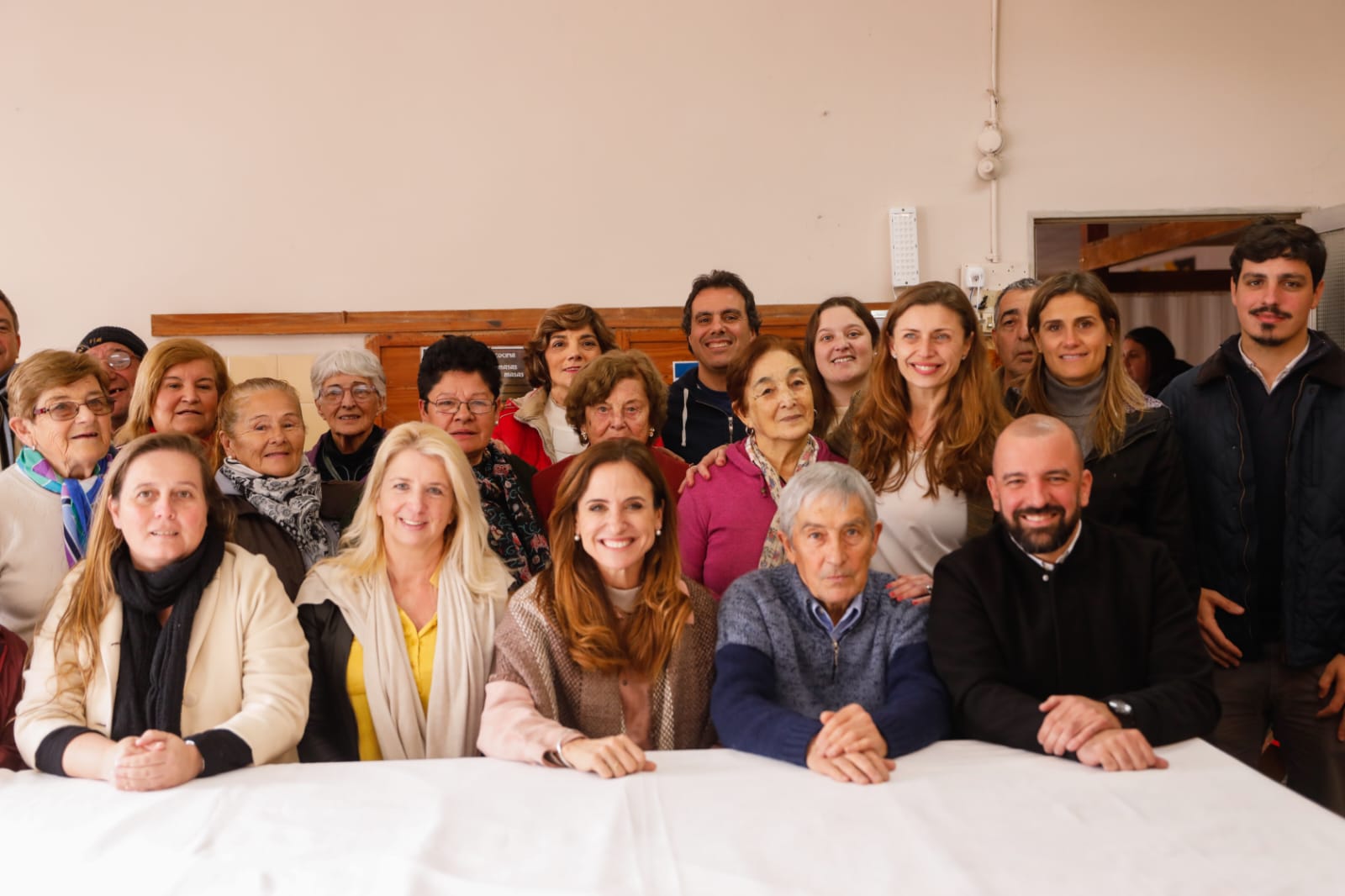 La Ministra Tolosa Paz, junto a funcionarios locales, visitando junto a sus residentes, una institución de adultos mayores. 