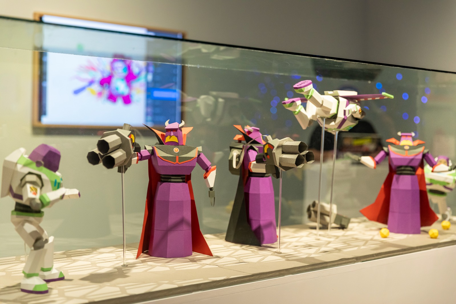 Guardabosques realizó una escena de la película "Toy Story" con personajes de papel.