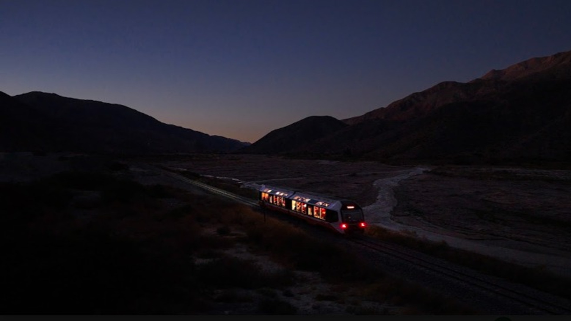 Tren Solar por la noche