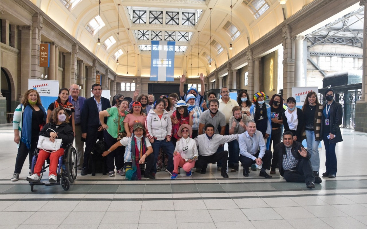 Imagen de Fernando Galarraga junto con el grupo de Teatro Inclusivo de la Municipalidad de Pilar en el hall de trenes de Retiro