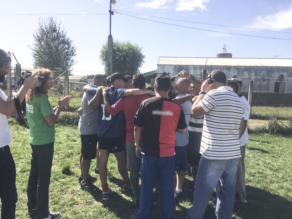 Internos cubriendo partido de rugby
