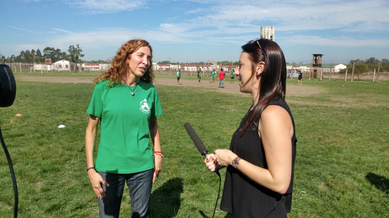 Sabrina Santopinto entrevistando a una mujer