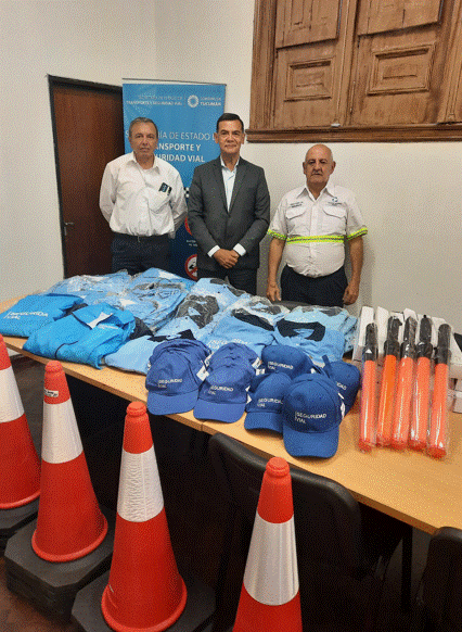 El Secretario de Estado de Transporte y Seguridad Vial, C.P.N, Vicente Nicastro, entrega indumentaria y elementos de seguridad destinados al personal de la Dirección General de Transporte.