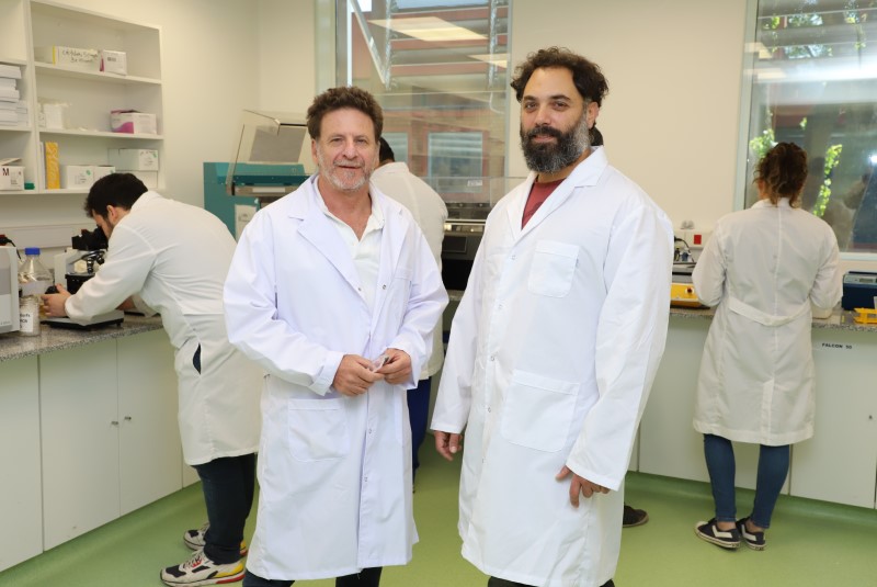 (de izq. a der.) Andrés Wigdorovitz junto con Juan Pablo Malito, del INTA, en la que será la única planta pública que producirá vacunas con principios activos biológicos recombinantes.