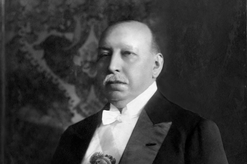 Retrato de Victorino de la Plaza. El expresidente se encuetra de perfil y viste frac. Sobre la camisa lleva la la banda presidencial.