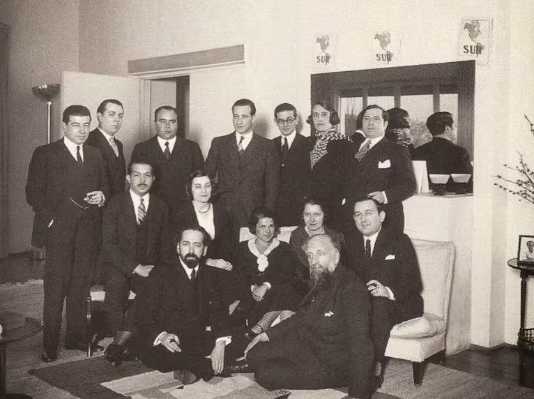 La foto fundacional, con Ocampo, Jorge Luis Borges, Eduardo Mallea, Oliverio Girondo, Norah Borges, Pedro Henríquez Ureña y Ernest Ansermet, entre otros. Fuente: La Nación.