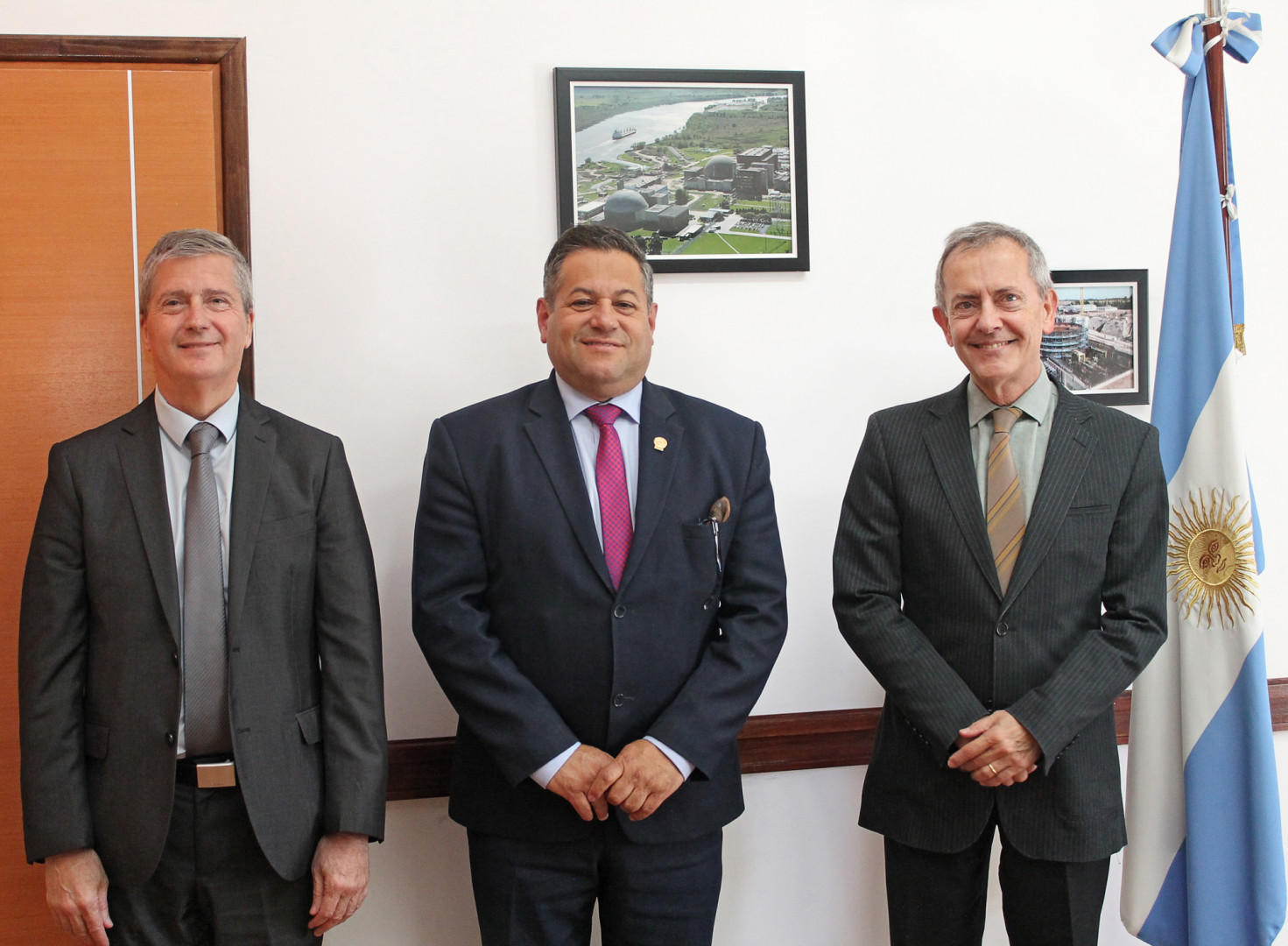 De izq. a der.: Leonardo Sobehart (ARN), Ronald Pacheco Jiménez (OIEA) y Carlos Terrado (ARN)
