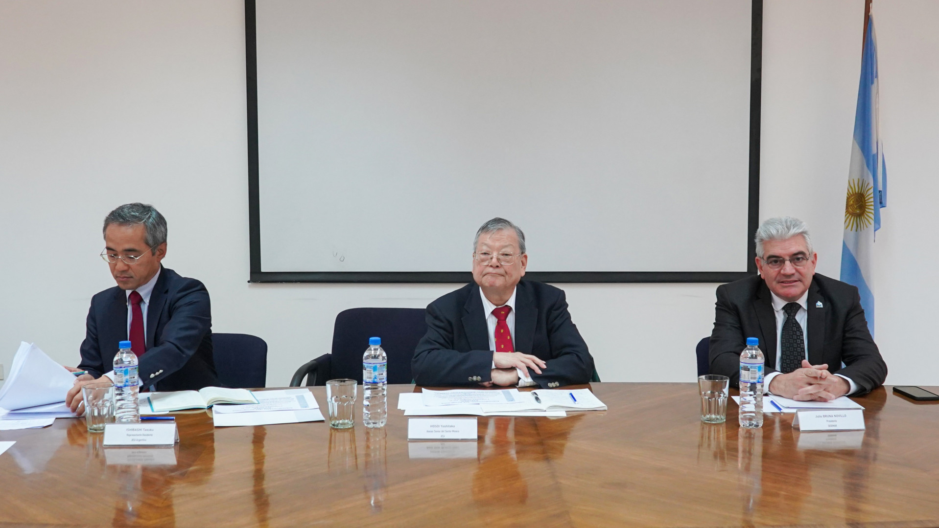 Representantes del sector minero de JICA, Ing. Ishibashi Tasuku, Dr. Hosoi Yoshitaka y  el Dr. Julio Bruna Novillo Pte. del SEGEMAR.