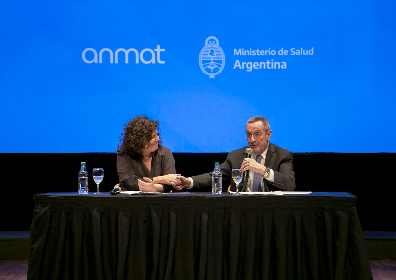 Ministra de Salud de la Nación, Carla Vizzotti y administrador nacional de ANMAT Manuel Limeres al cierre del acto de los 30 años