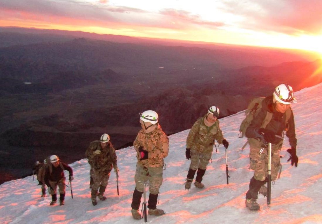 cumbre ascensión volcán Lanín ejército argentino 2