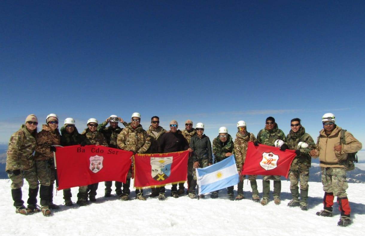 cumbre ascensión volcán Lanín ejército argentino grupal