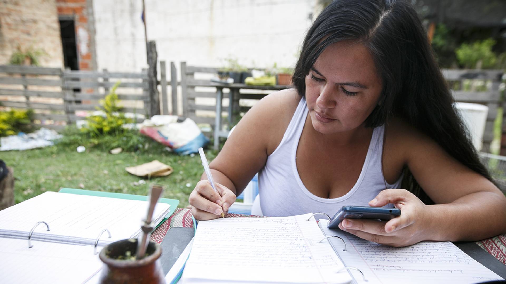 Una titular de Potenciar Trabajo que está estudiando a través de la iniciativa "Volvé de Estudiar" en el aula de su escuela. 